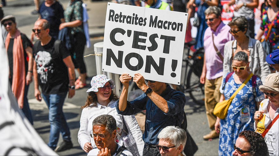 Manifestantes Vuelven A Las Calles De Par S Y Toman La Sede De Los Jj Oo