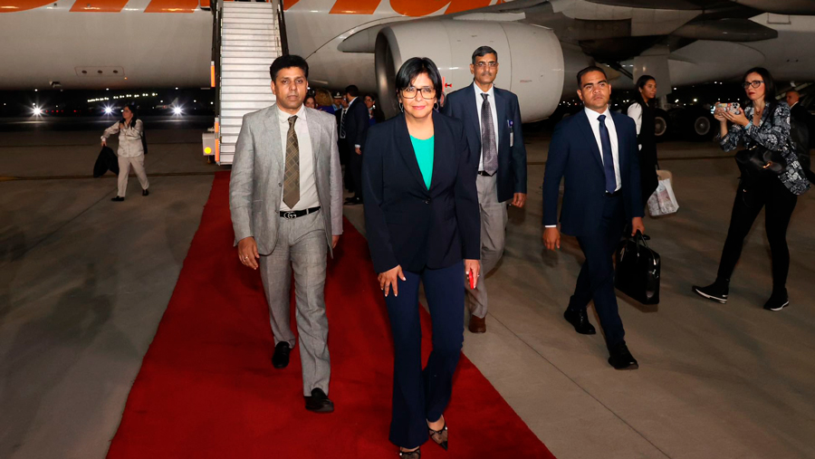 Vicepresidenta Delcy Rodríguez llega a India para participar en el IX