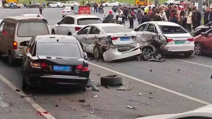 Video Un Tesla choca contra 11 vehículos y deja tres heridos en China