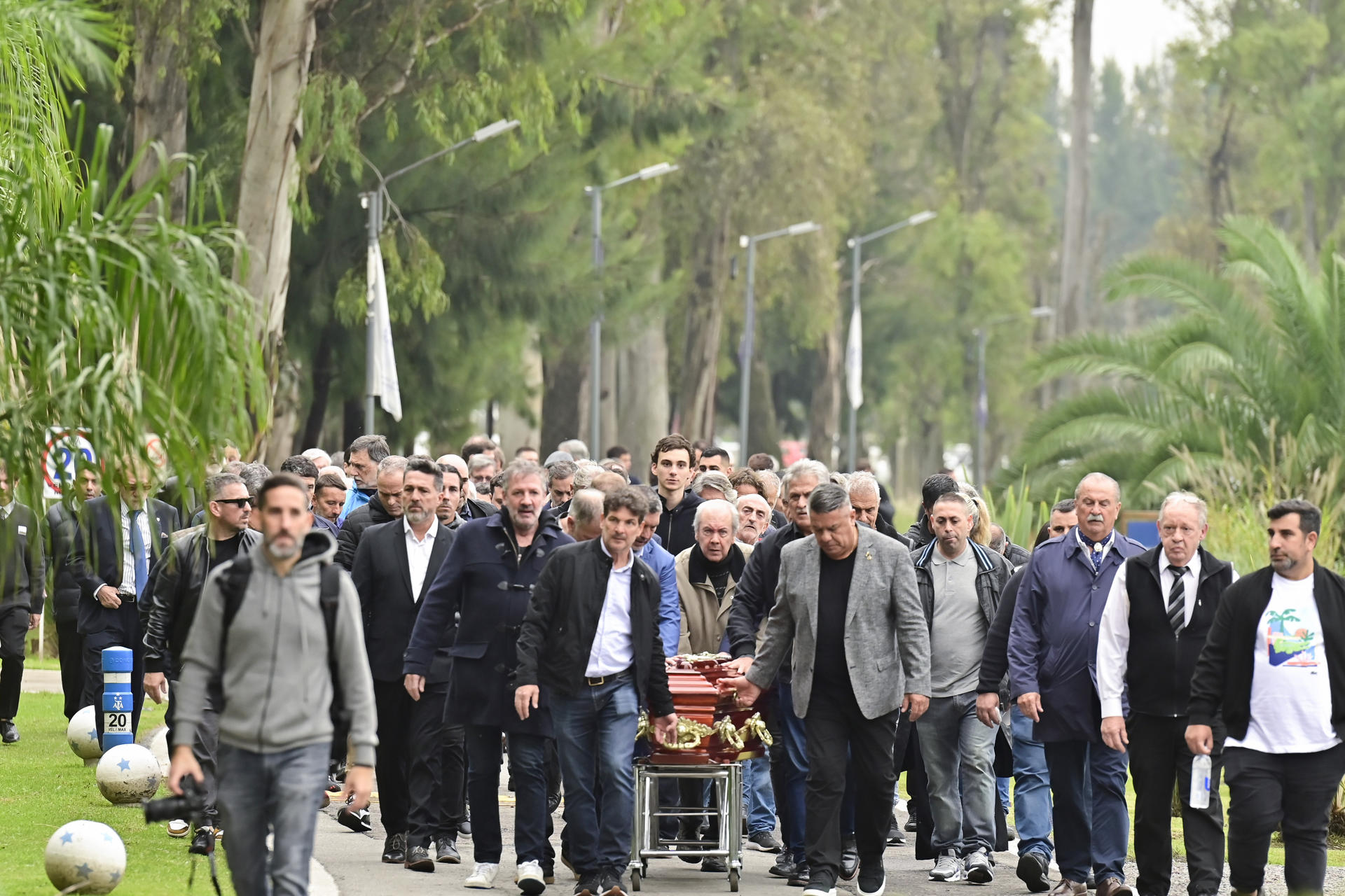 Aplausos Y Emociones A Flor De Piel En La Despedida A Menotti En Argentina