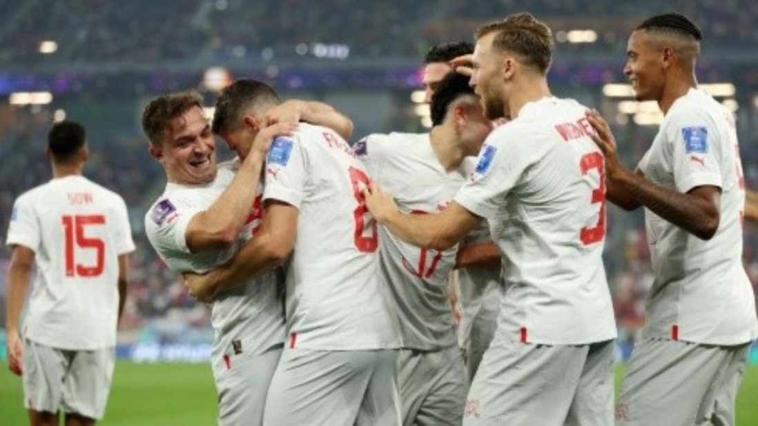 Suiza se clasifica a octavos del Mundial al ganar 3-2 a Serbia