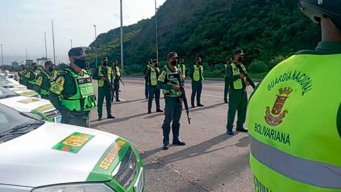 Funcionarios de la GNB en autopista Caracas - La Guaira