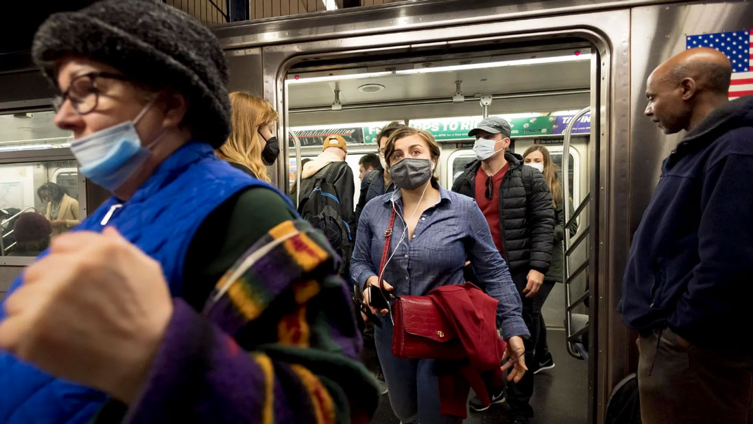 Nueva York recomienda volver a usar tapabocas en lugares públicos