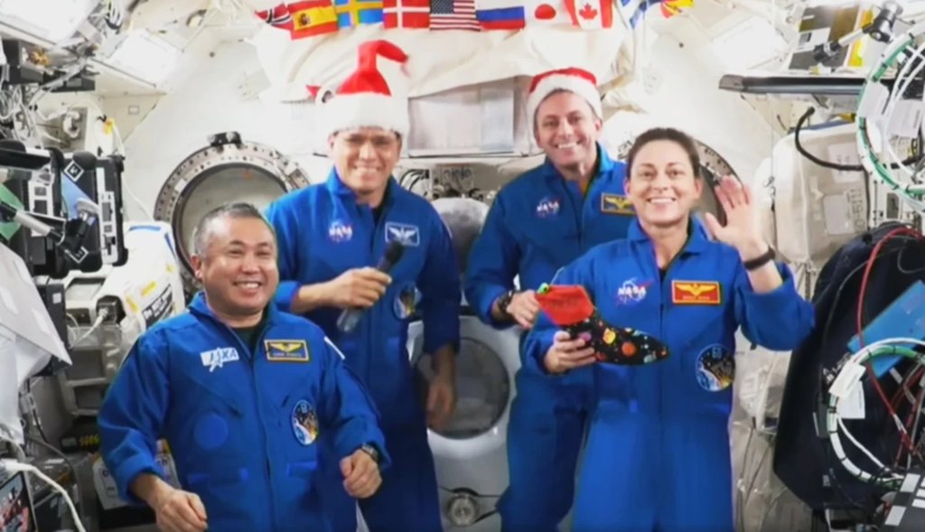 Buon Natale dallo spazio!  Gli astronauti inviano un messaggio di amore e pace dalla Stazione Spaziale Internazionale