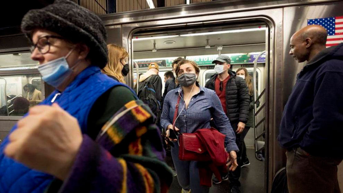 Coronavirus. Viajeros con mascarillas por la pandemia de covid-19, en el metro de Nueva York