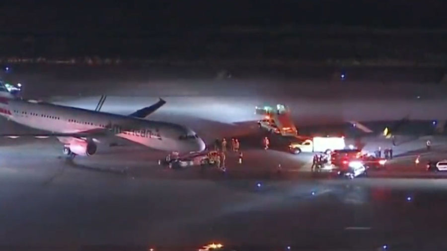 Varios heridos tras chocar un avión de American Airlines con un autobús en 
