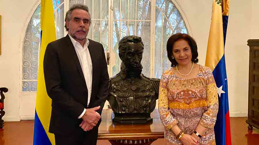 Embajador de Colombia Armando Benedetti y Fluvia Benavides cónsul