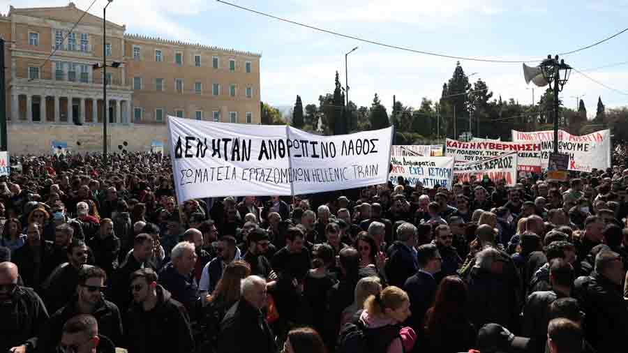 Miles de personas protestan en Atenas por la mortífera colisión de dos ...