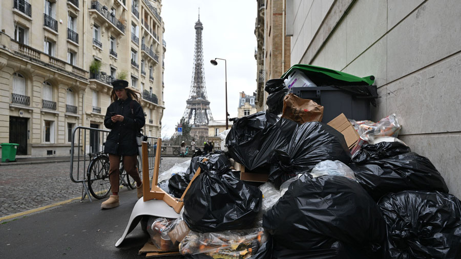 Basura inunda calles de París debido a la huelga de los recolectores