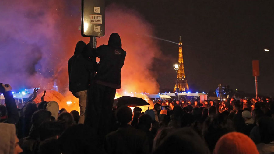 Francia afronta más huelgas parciales tras otra noche de disturbios contra la reforma de las pension