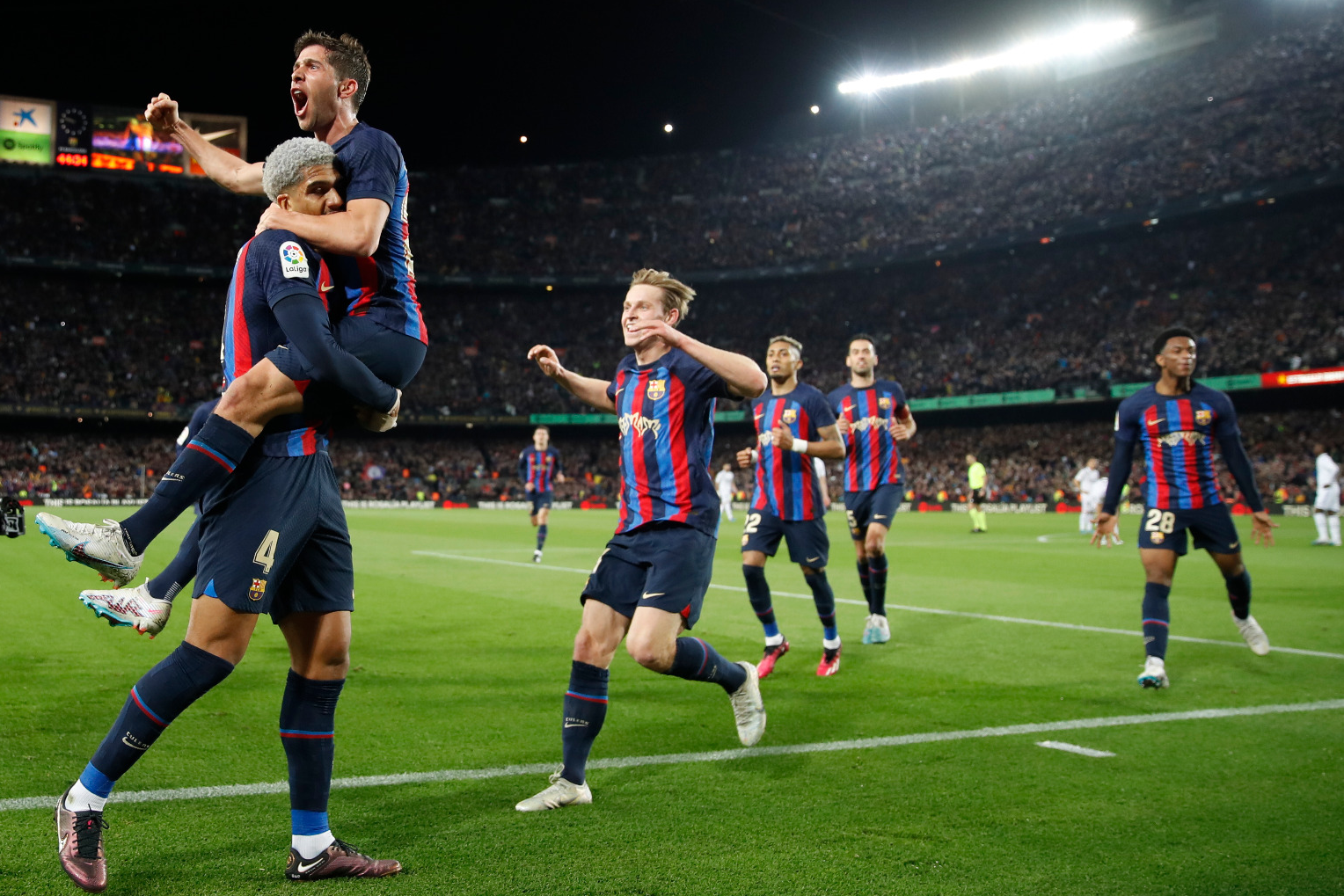 El Barcelona gana 2-1 al Real Madrid y da un golpe a la Liga