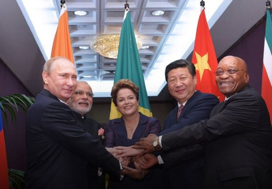 Otro revés al dólar: El grupo de los BRICS trabaja en una nueva moneda para