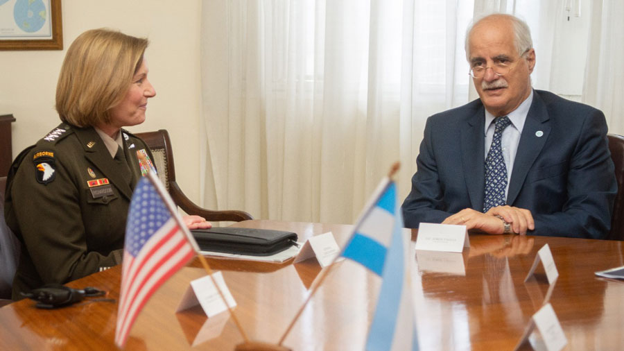 Laura Richardson y el ministro de Defensa argentino, Jorge Taiana