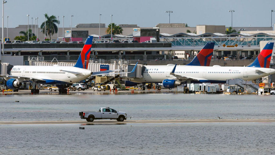 Aeropuerto internacional de zona inundada de Florida reanuda sus