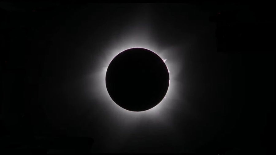 Sorprendentes imágenes del peculiar eclipse solar mixto de este jueves