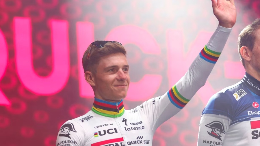 Remco Evenepoel arrasa en la etapa 1 y es el primer líder del Giro de