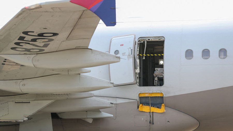 La puerta de un avión de pasajeros se abre minutos antes de aterrizar