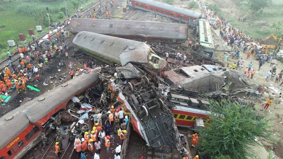 Más de 280 muertos y casi un millar de heridos en el accidente ferroviario más mortífero de la India
