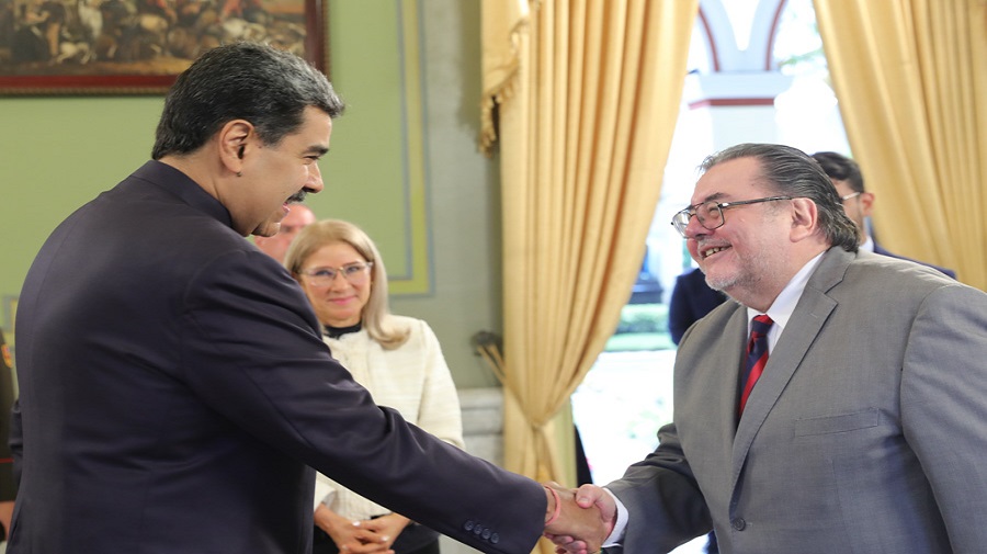 Embajador de Uruguay entrega cartas credenciales ante el presidente Maduro