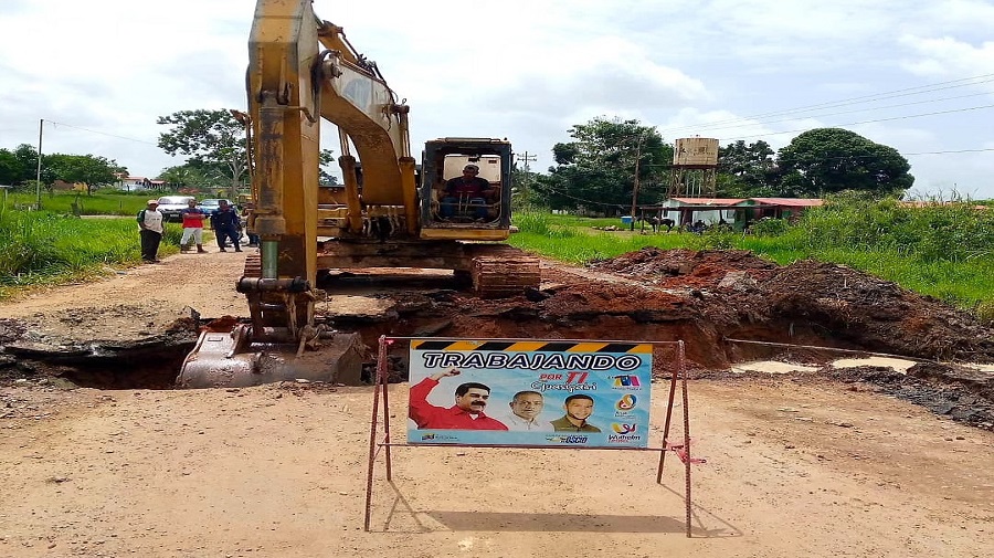 Trabajos en la carretera troncal 10 de Upata a Guasipati (Cortesía)