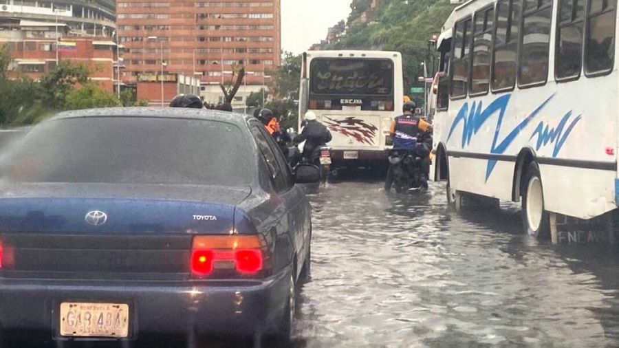 Videos: Fuerte congestión vehícular ocasionan las lluvias de este miércoles en la Gran Caracas