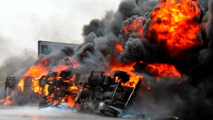 Varias personas mueren calcinadas al explotar un camión cisterna con gasolina en Nigeria 