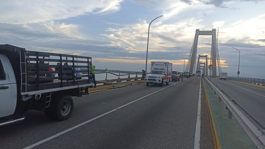 Video Recuperan Cadáver Del Carro Que Cayó Del Puente Sobre El Lago