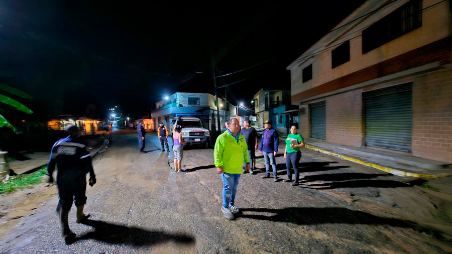 Alcalde Regulo La Cruz visita Las Tejerías por desbordamiento de quebrada