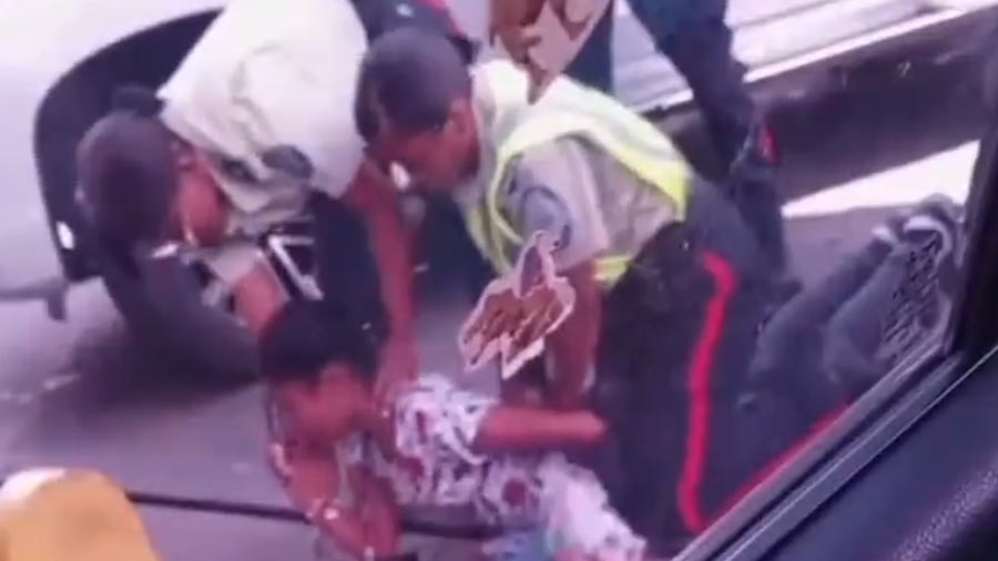Funcionarios de Polibaruta agreden a vendedora ambulante en Las Mercedes 