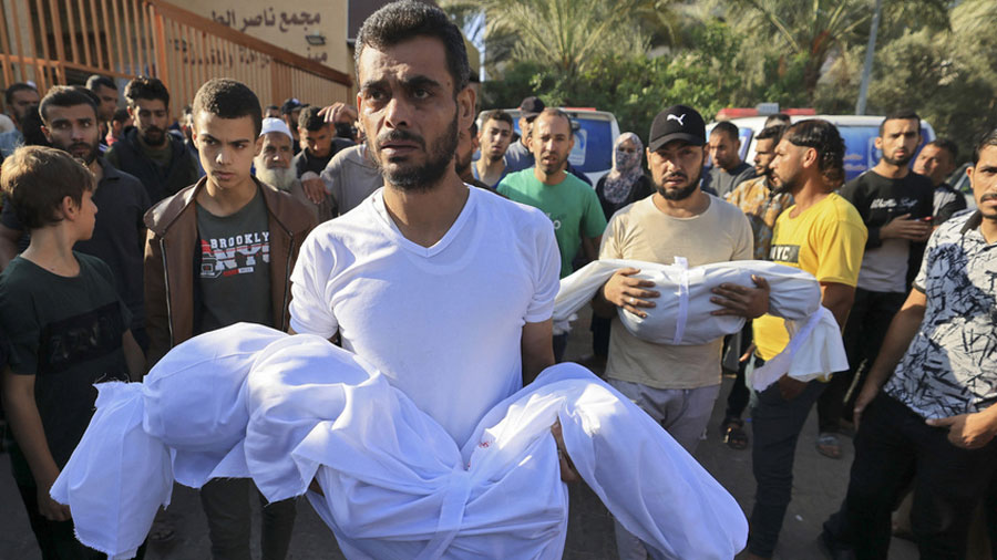 Padres cargan a sus niños muertos tras un ataque aéreo israelí