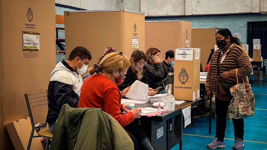 Un 30% del padrón electoral ha votado en Argentina hasta el mediodía