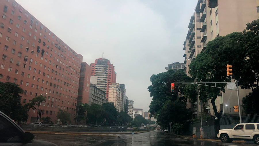 Cielo nublado y lluvias dispersas en Caracas