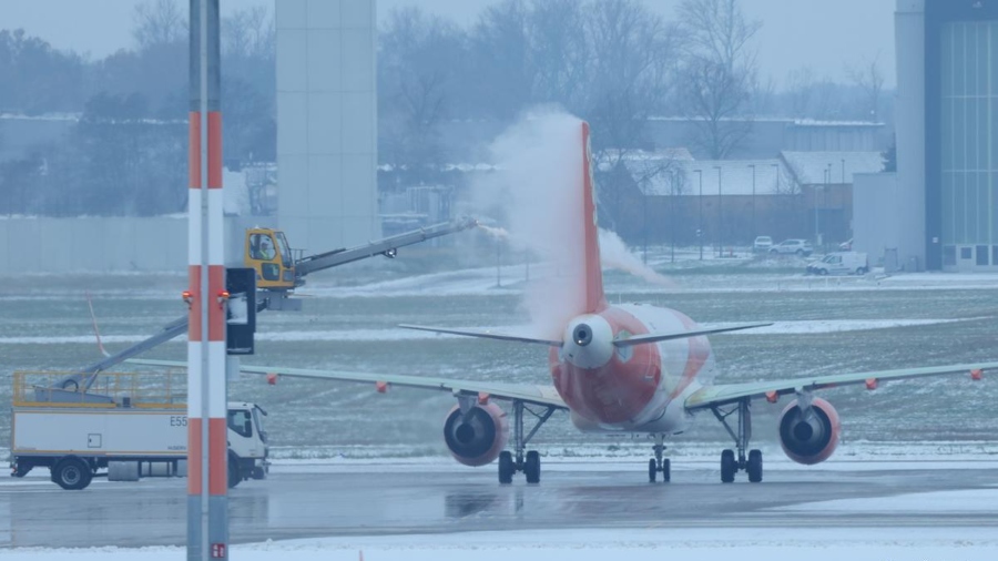 Fuertes nevada cancela vuelos en Múnich, Alemania