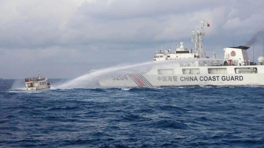 Guardias costeros chinos usan cañones de agua contra un barco de la Armada filipina 