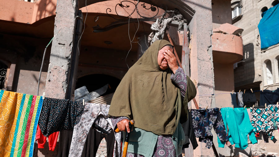 Una mujer palestina reacciona frente a su casa dañada en Rafah, en el sur de la Franja de Gaza