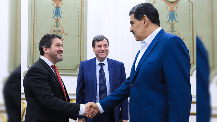 Presidente Nicolás Maduro junto a Francisco Gea, Dir. de Exploración y Producción de Repsol