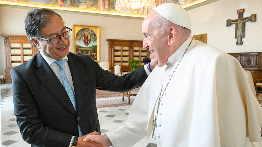 El papa Francisco y el presidente de Colombia, Gustavo Petro, en reunión pr