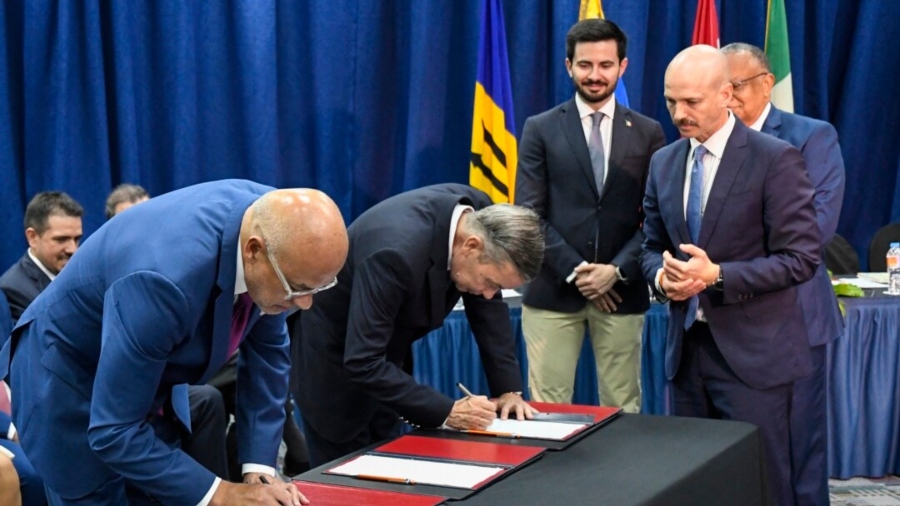Jorge Rodríguez y Gerardo Blyde firman el acuerdo en Barbados 