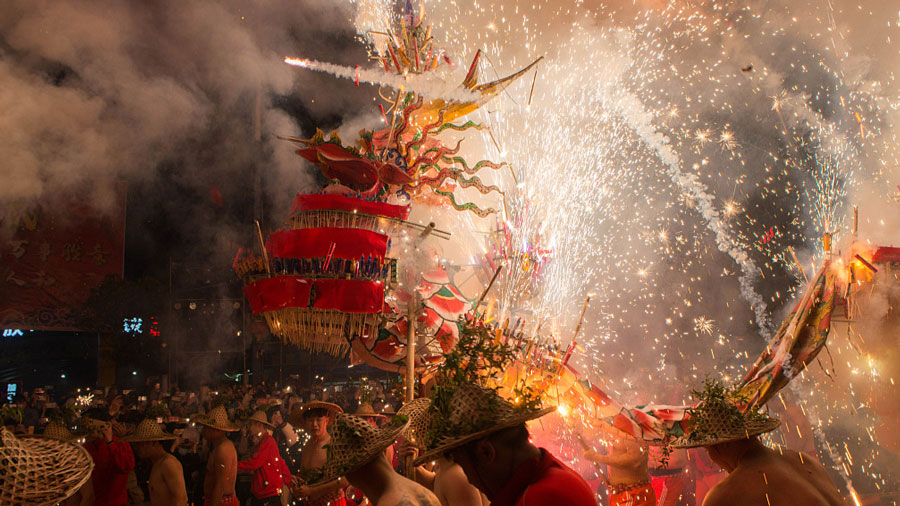 Fuegos artificiales, desfiles y festivales vuelven a Hong Kong por el Año del Dragón