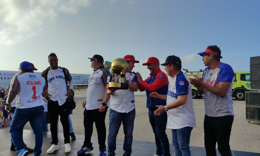 Tiburones de La Guaira llegan a Venezuela para celebrar el triunfo en la  Serie del Caribe 2024