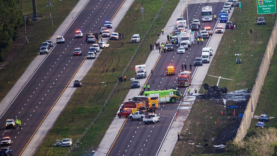 Avión privado se estrelló contra un vehículo en una autopista de ...