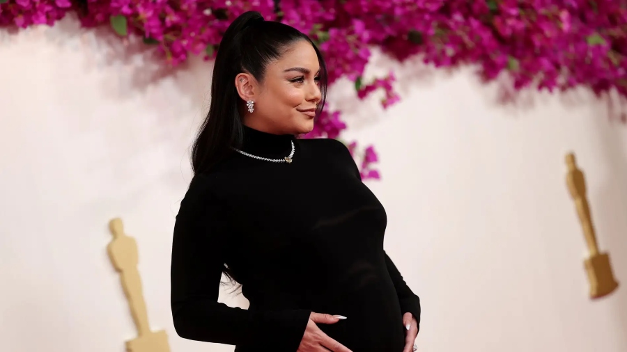 Vanessa Hudgens sorprende en la alfombra roja de los Premios Óscar 2024