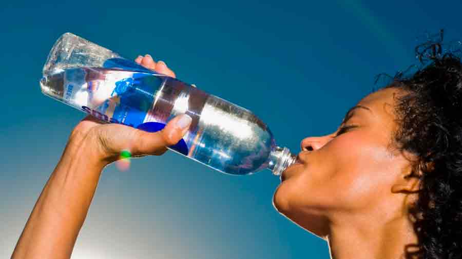 Salud. Tomar 8 vasos co agua al día