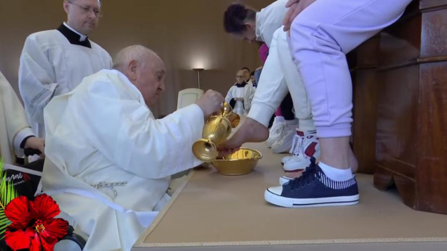 El papa lavó los pies a 12 reclusas por Jueves Santo