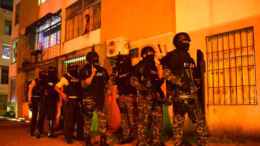 Policías y militares participan en una operación conjunta en Guayaquil, 26,2024