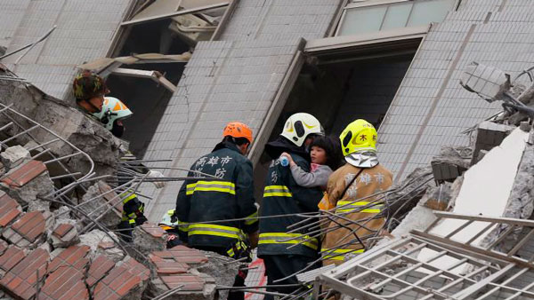 Rescatistas continúan buscando personas atrapadas por terremoto en Taiwán