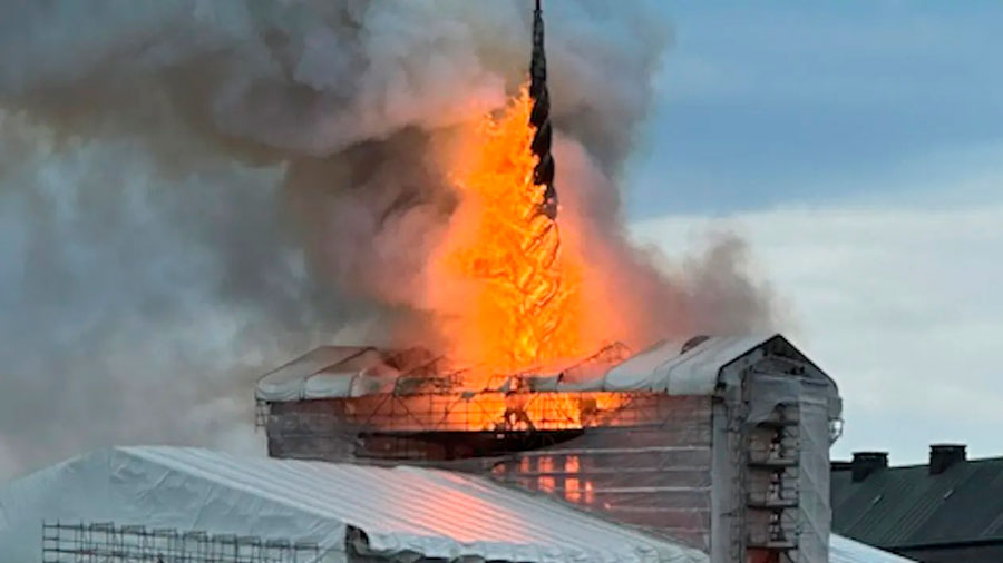  Arde el histórico edificio de la Bolsa de Copenhague