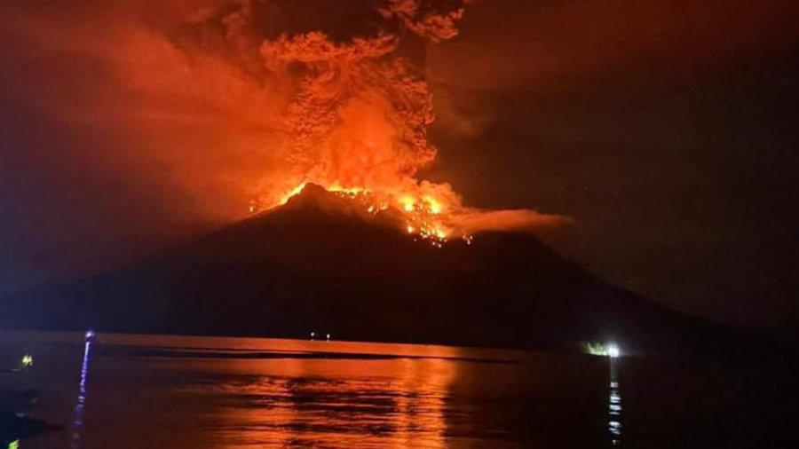  Cientos de evacuados tras varias erupciones de un volcán en Indonesia 