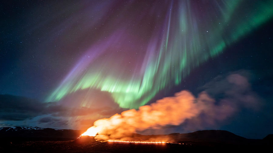 Una aurora boreal y la erupción de un volcán iluminan simultáneamente