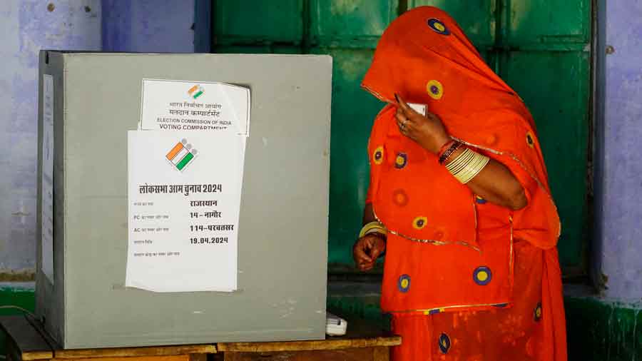 Una mujer deposita su voto en un colegio electoral durante la primera fase de las elecciones general